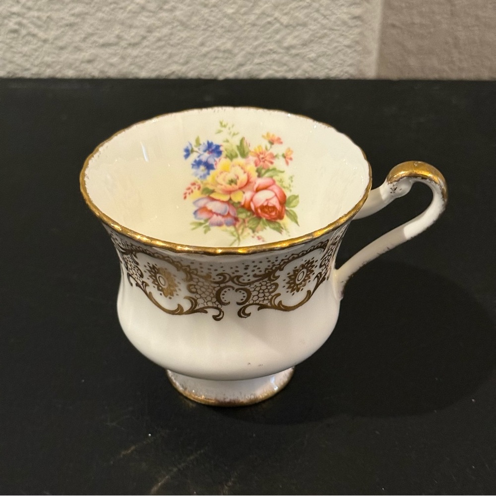 Paragon By Appointment To Her Majesty The Queen Bone China Tea Cup Floral Golden